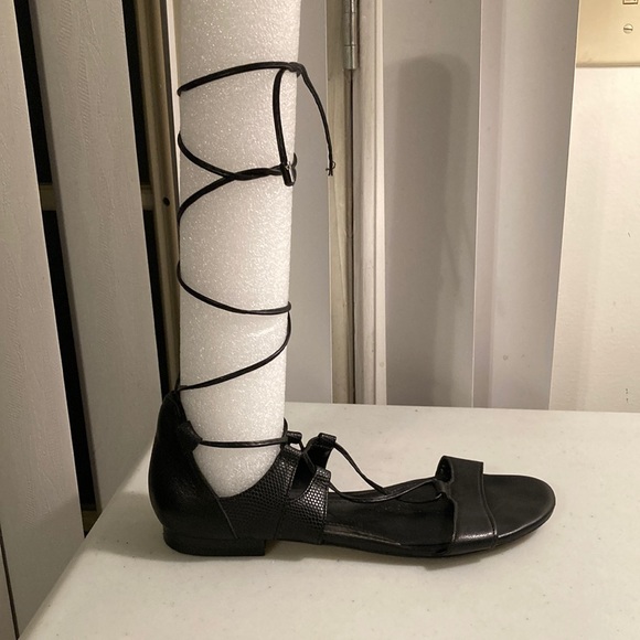 White House Black Market Vintage Strappy Black Flats/Sandals Sz 6M - Picture 1 of 8